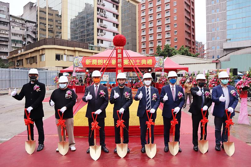 新潤朗格動土儀式貴賓合影。(左起:揚潤營造金德強副總經理、揚潤營造游啟仁總經理、凱基銀行魏寶生董事長、新潤建設黃文辰董事長、 日商清水營造杉山總經理、甲桂林廣告曹瑞濱董事長、凱基銀行王智勇副總經理、陳廷杰建築師)