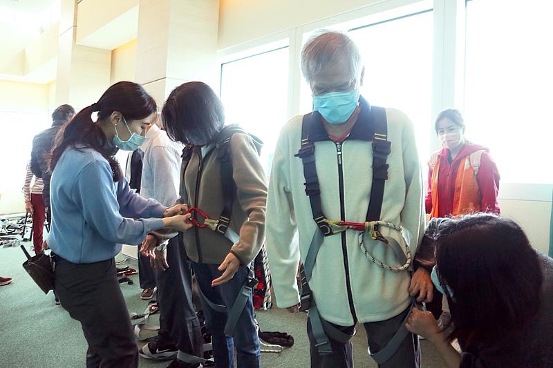 台北101不僅提供專業導覽服務，也有專人細心協助視障朋友們穿戴安全裝備。