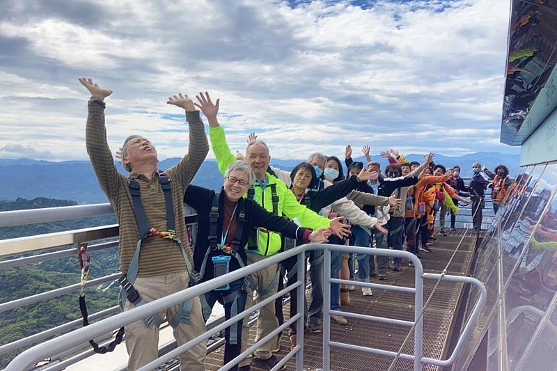伊甸帶19位視障朋友與家人們登上台北101最高天空步道，開心體驗高空的雲端漫步之旅。