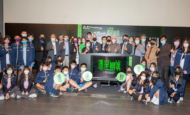 啟動儀式貴賓與向上國中師生合影