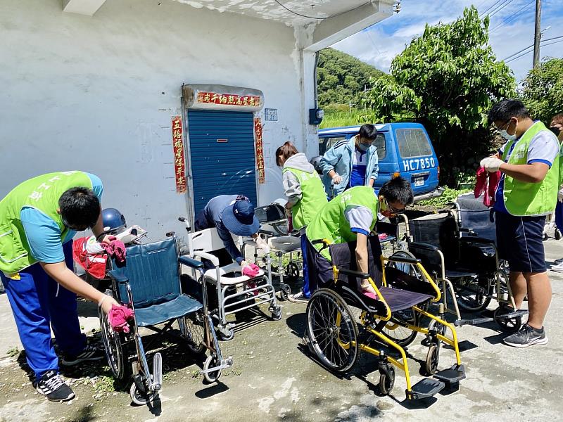 臺東縣救國團與高中生社區關懷歡慶另類青年節  用心清潔消毒長者生活需求輔具