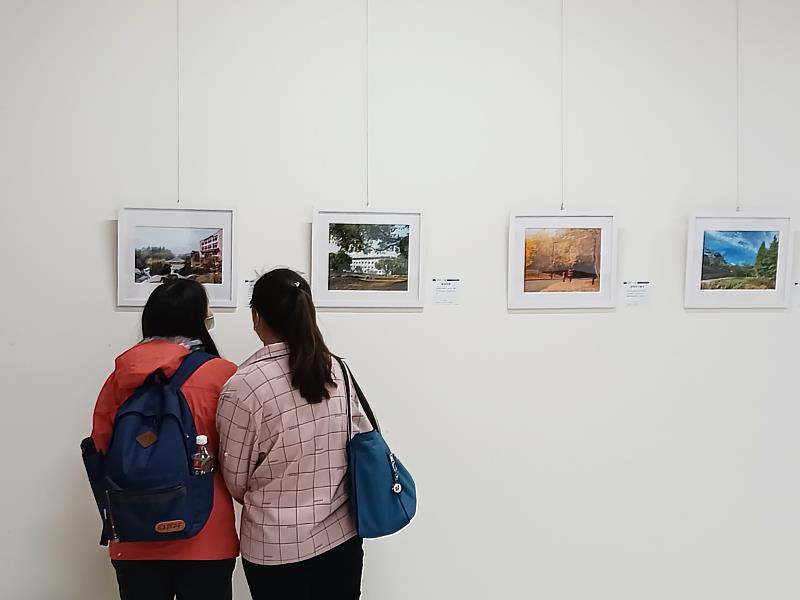 「看見南華之美」攝影展精彩登場，展現校園景緻、人文之美及生命力。
