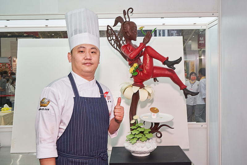 台北城市科大烘焙學程張原賓老師及其得獎作品，巧克力工藝組金獎作品：蜂后
