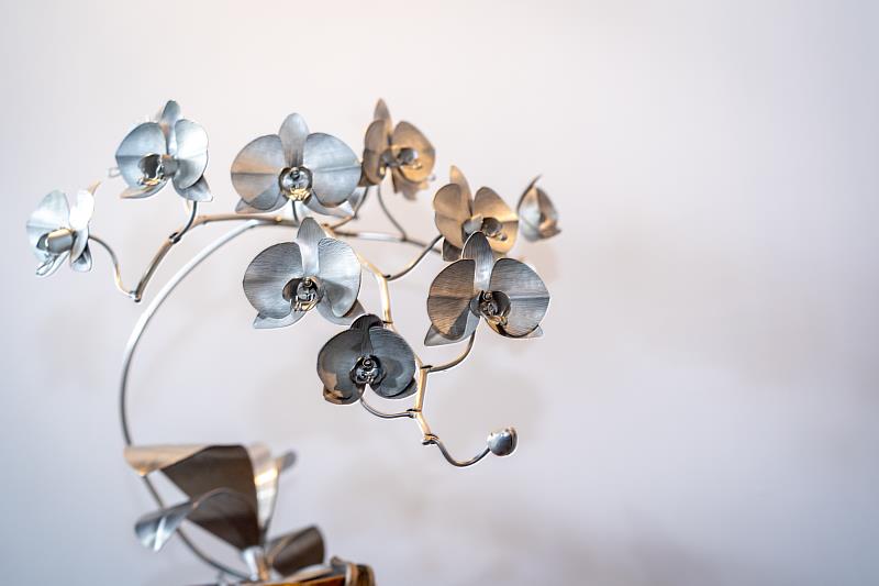 志鋼金屬董事長暨長榮大學助理教授郭治華作品「花木蘭緣」。