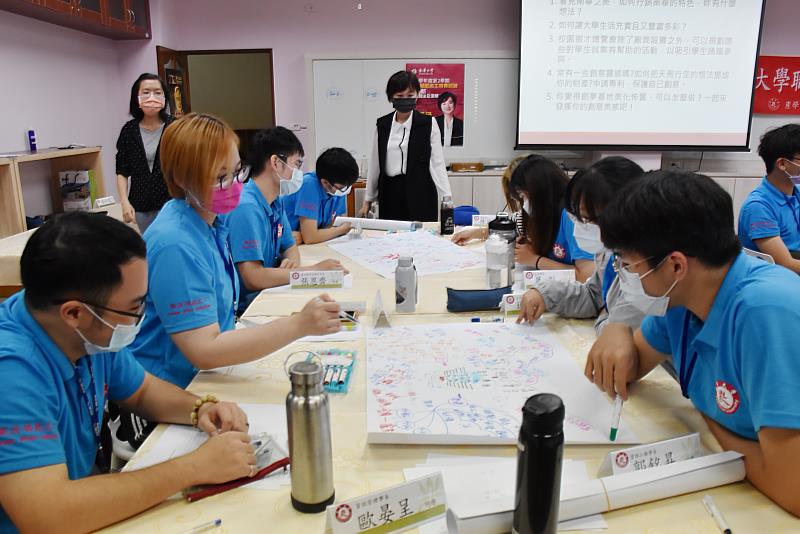 南華大學辦理職涯領航志工特殊培訓，蔡舜涵老師教導同學如何使用心智圖。