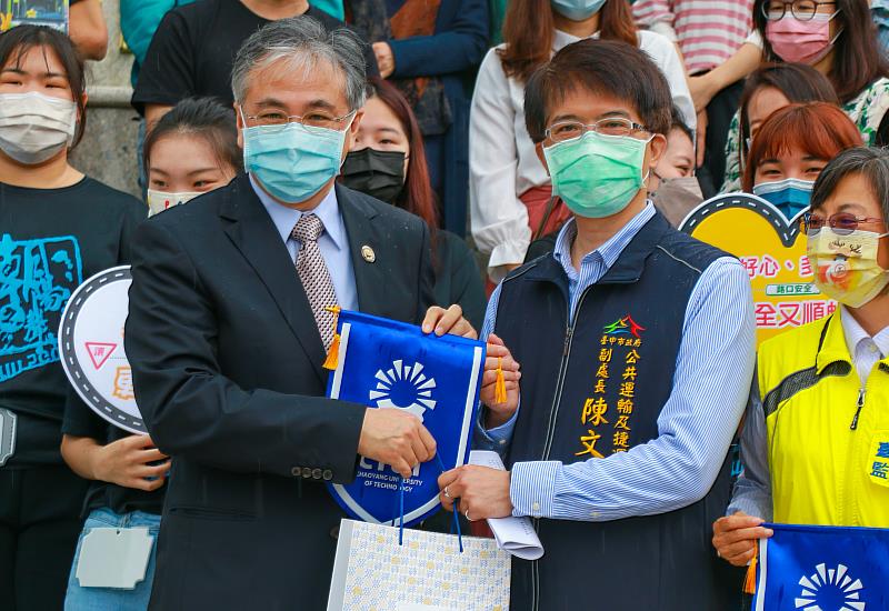 朝陽科大校長鄭道明(左)代表學校感謝台中市政府交通局的大力協助。