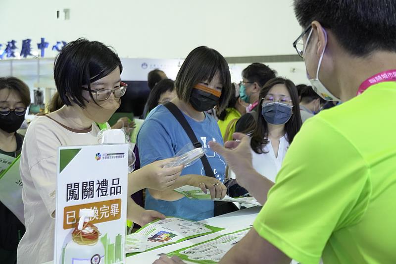 高雄城市展最後一天，智慧醫療展區吸引多位民眾打卡按讚