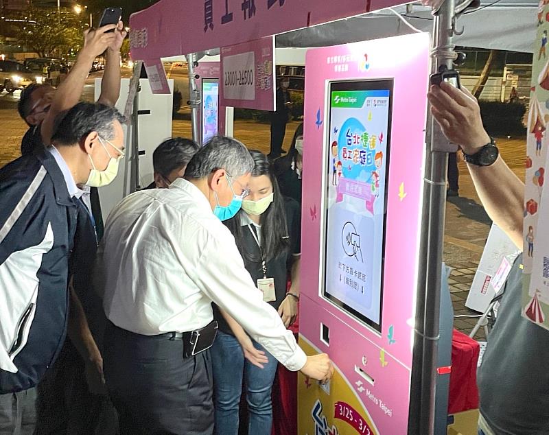 柯文哲市長體驗智慧型互動機