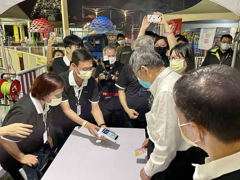 柯文哲市長體驗智慧型多元支付收款機