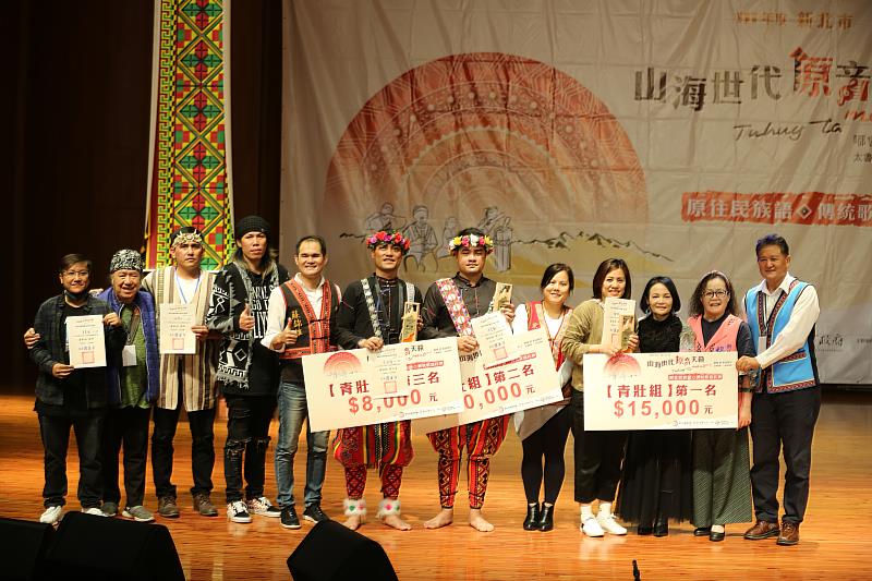 ▲本次青壯組報名踴躍，能看見原民青年投入文化復振的熱情，圖右三為羅美菁局長，右二為楊春妹議員、右五為宋雨蓁議員、左五為蘇錦雄議員。(圖/新北市政府原民局提供)