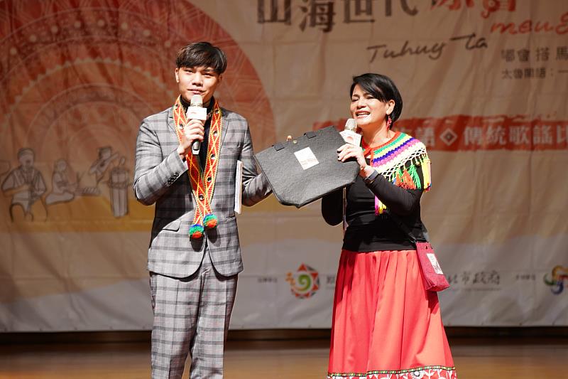 ▲本次歌謠比賽採雙語主持方式辦理，決賽採3語(阿美、泰雅、華語)方式，許多參賽者更是備感親切。(圖/新北市政府原民局提供)