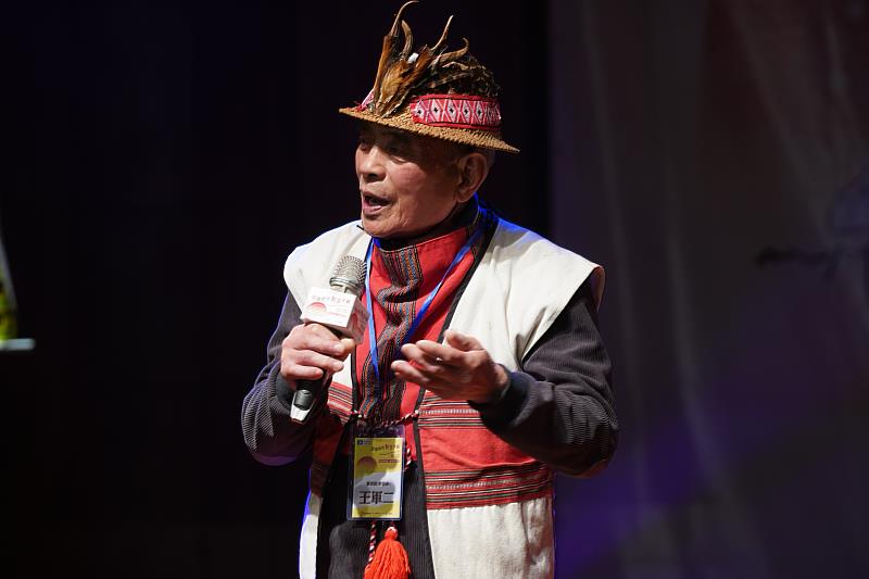 ▲烏來的王軍二頭目在耆老組表演泰雅族富含族群記憶的lmuhuw。(圖/新北市政府原民局提供)