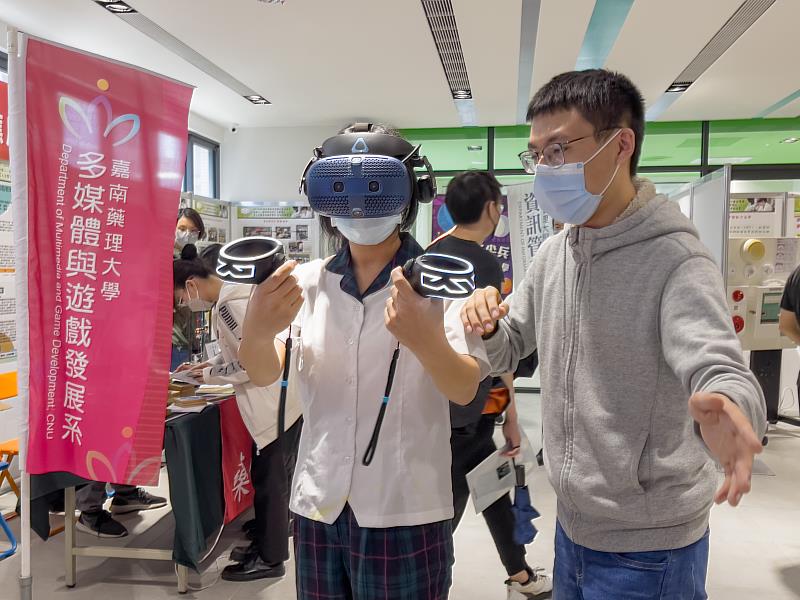現場也讓高中生體驗嘉藥學長姐研發的VR小遊戲
