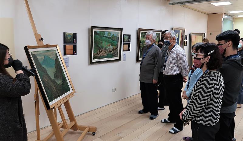 館長與家屬觀賞作品修復狀況