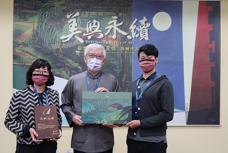 梁永斐館長（中）致贈翁崑德家屬洪秀美女士母子感謝牌