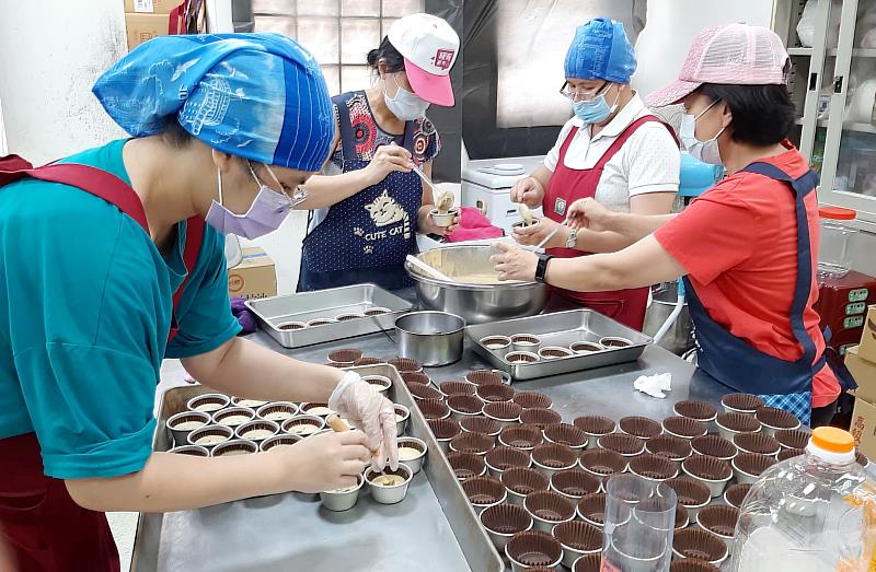 「基隆市暖暖區碇內社區發展協會」採用香氣十足的台灣龍眼肉並添加南瓜子製作桂圓核桃蛋糕