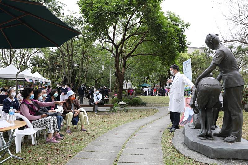 花蓮慈院名譽院長陳英和親自導覽醫療故事，獲得民眾熱烈回響。