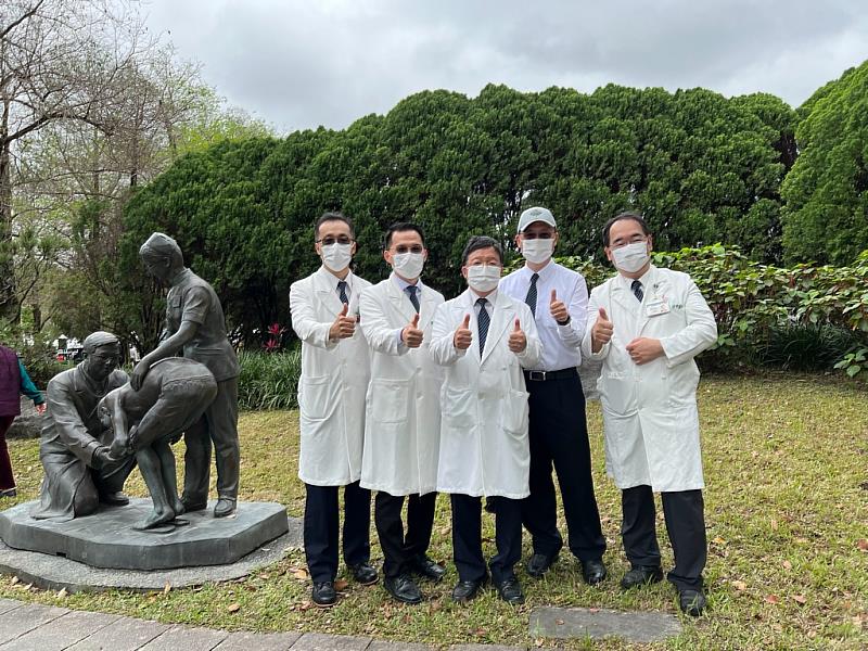 上午，疼痛科主任王柏凱(左一)、神經外科部主任蔡昇宗(左二)、內科部副主任王智賢(右二)、外傷中心主任王健興(右一)與陳英和名譽院長(左三)開心留影見證歷史。