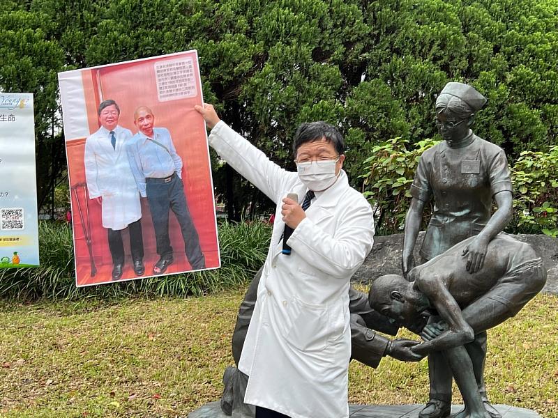 陳英和院長還秀出銅像中的病友簡先生回診與他的合照，兩人醫病情超過四分之一世紀。