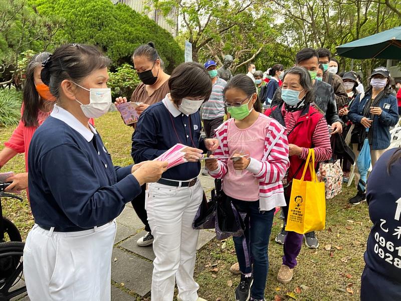 每聽完導覽，民眾排隊蓋章，領口罩小禮物。過五關或九關，還有驚喜禮券。