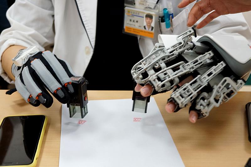 利用智慧外骨骼機器人上肢復健系統讓病人練習蓋印章