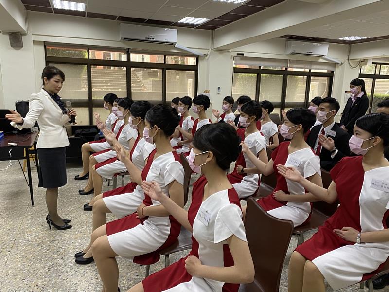侯尹宜老師指導接待禮儀