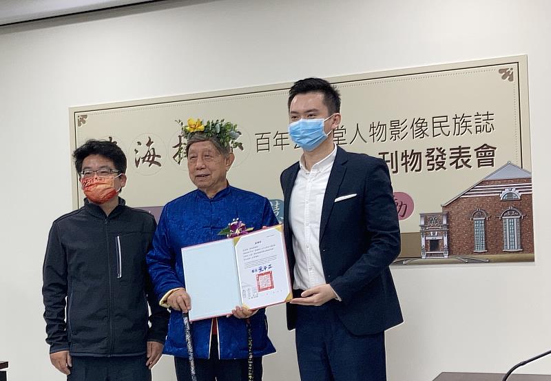 致贈感謝狀感謝資深藝術家的貢獻(左起葉于正館長樊湘濱教授及總統府參議鄭朝方)。