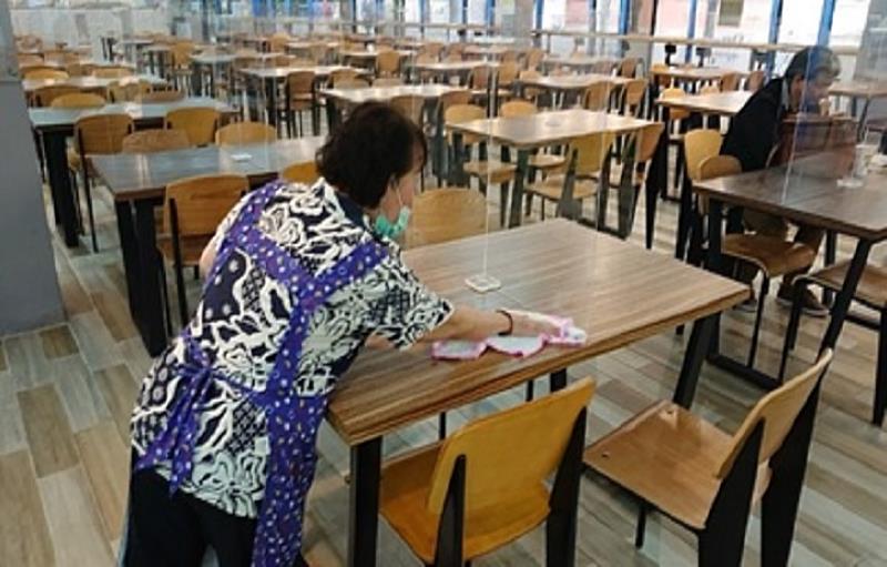 中華大學學生餐廳都有安裝隔板，每天都會用酒精擦拭消毒桌面。