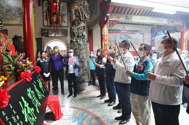 翁縣長贈匾大林朝傳宮「神威顯赫」