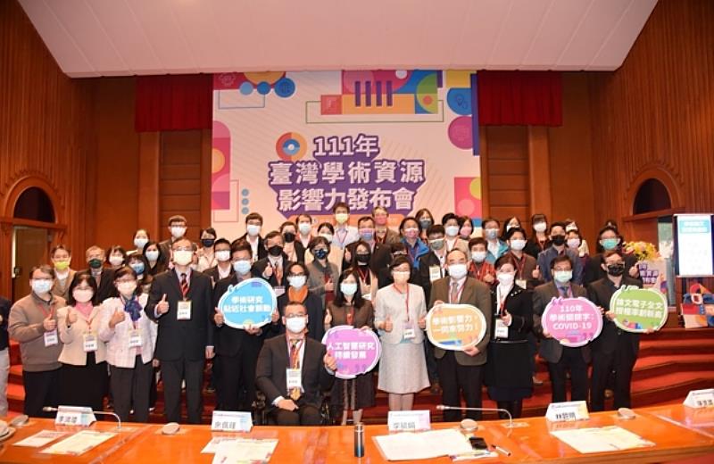 1.「111年臺灣學術資源影響力發布會」，教育部終身教育司李毓娟司長(右六)、國家圖書館曾淑賢館長(右五) 、南臺科技大學楊智晶館長(左三)與全體得獎者貴賓大合影。
