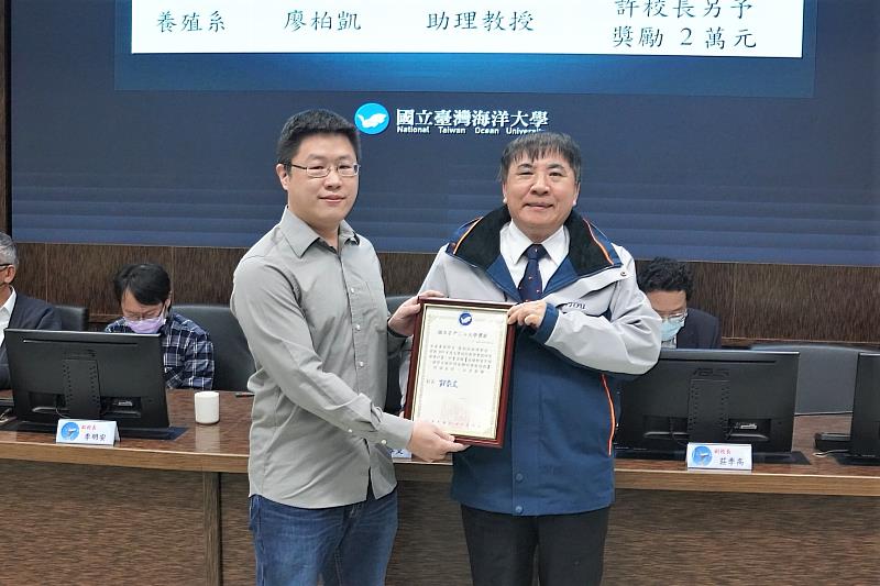 許泰文校長於3月10日本校行政會議公開表揚廖柏凱老師