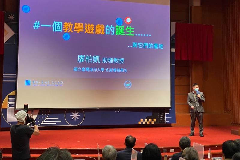 廖柏凱助理教授代表獲獎教師分享他如何研究促進學生學習成效的方法