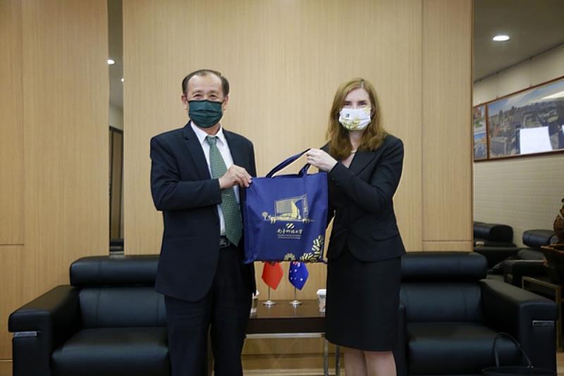 南臺科大校長盧燈茂(左)致贈紀念品予澳洲辦事處露珍怡代表Ms.Jenny Bloomfield(右)之合影。