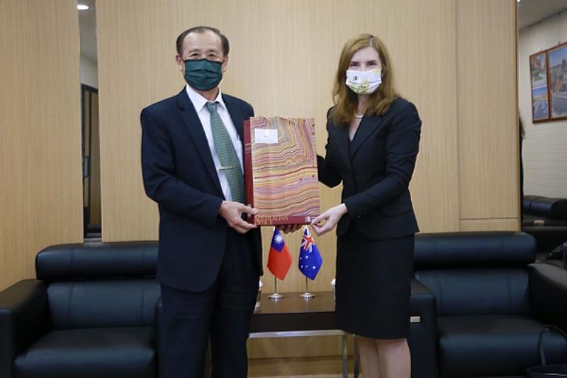 澳洲辦事處露珍怡代表Ms.Jenny Bloomfield(右)致贈紀念品予南臺科大校長盧燈茂(左)之合影。