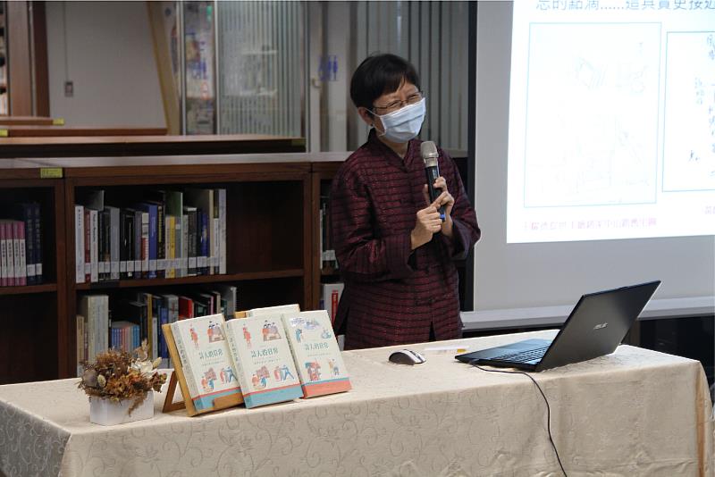 主編施懿琳教授介紹新書