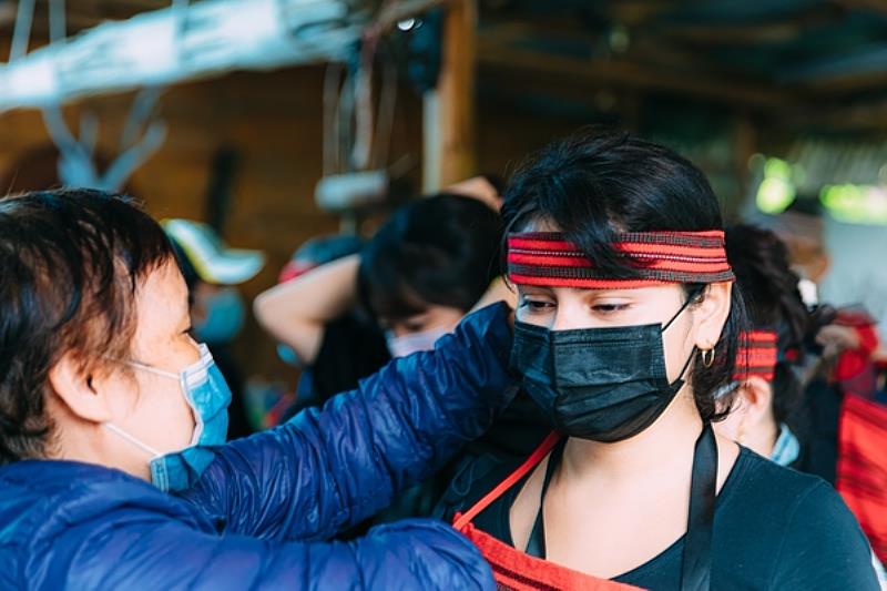 接待家庭幫境外學生穿著賽德克族服之情形。