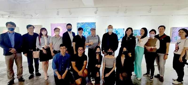 雄崗建設-林清吉董事長(右六)及新願藝術-王家荺執行長(右五)與參展藝術家、參觀民眾合影。