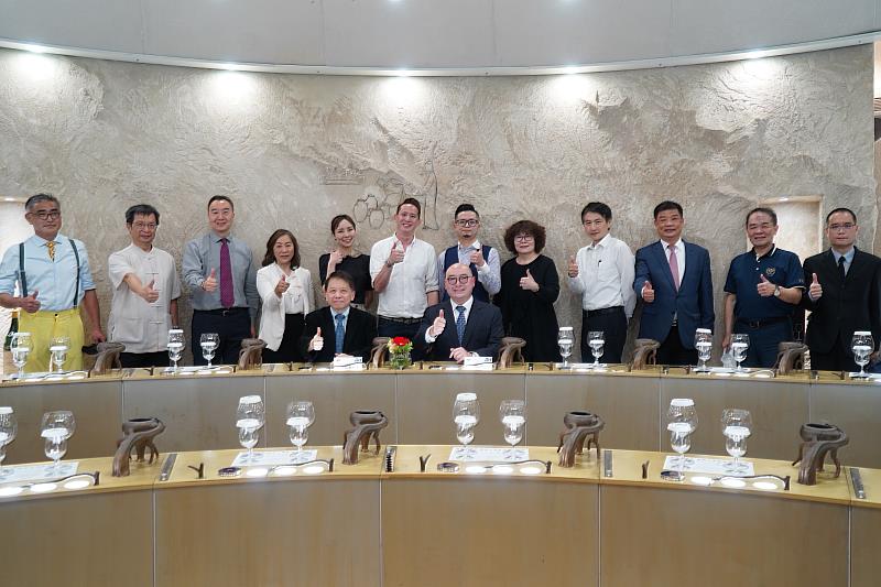 高餐大智能藏酒教室揭牌儀式圓滿落幕