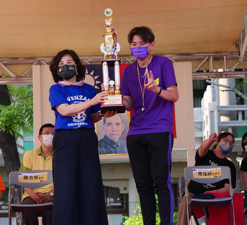 文藻外大校運會最受矚目的「精神總錦標」獎項，大學部由外語教學系第六度蟬聯冠軍。