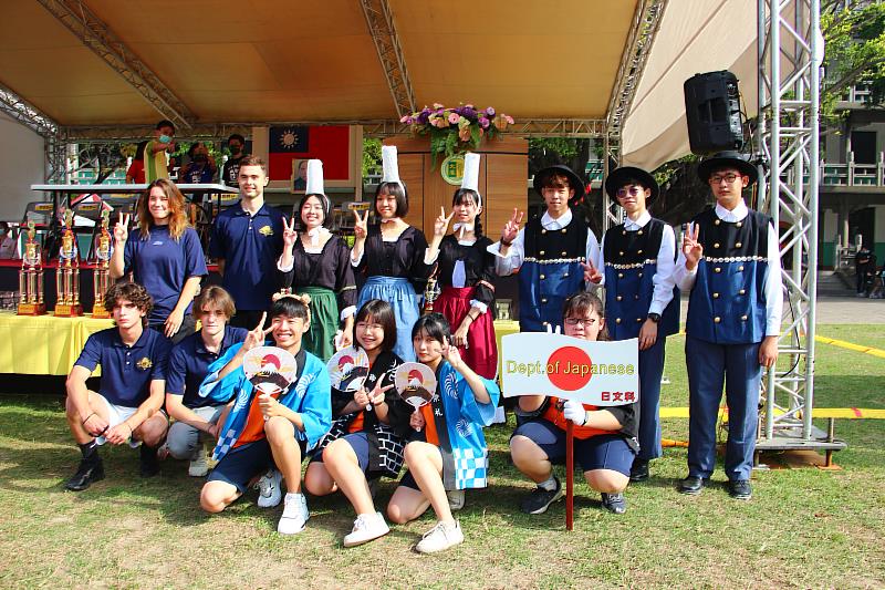 文藻外大舉辦運動會，學生創意進場吸睛。