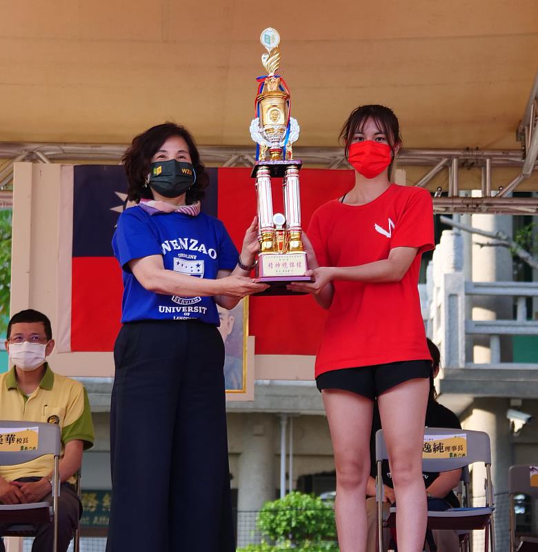 文藻外大專科部西班牙語文科，第十度蟬聯校運會精神總錦標獎項冠軍。