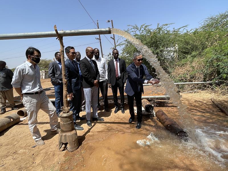 羅代表震華與索馬利蘭首都哈格爾薩(Hargeisa)水利局長訪視水井工程成果