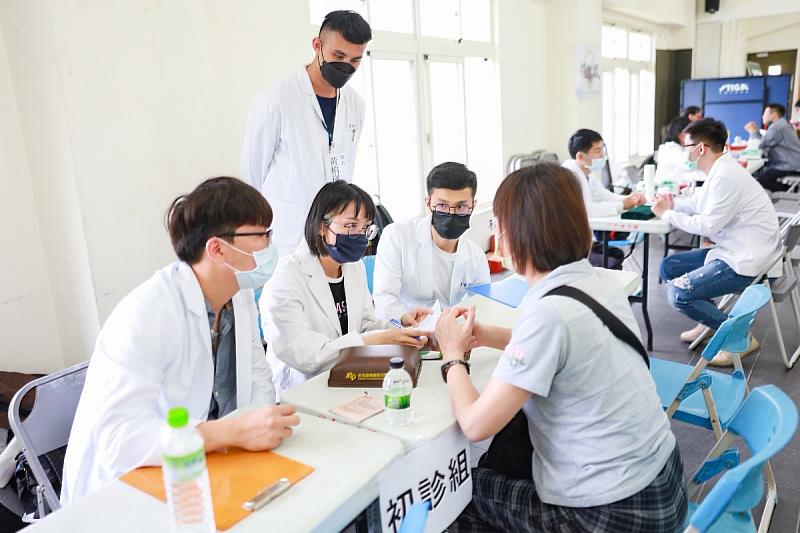 後中醫系與醫學系中西醫聯手，並和義大醫院中醫科團隊前進鄉義診，展現義守大學豐與所屬集團體系的堅強實力（資料畫面來源：義守大學提供）。