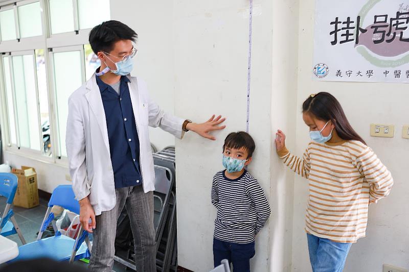 義守大學醫學院學子從防疫掛號、初診問診、針傷醫療、藥局配藥、衛教等，一連串的專業醫療服務，讓偏鄉部落居民備感貼心（資料畫面來源：義守大學提供）。