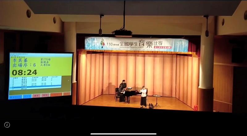 國樂社李其蓁同學於比賽現場進行笛獨奏演出。