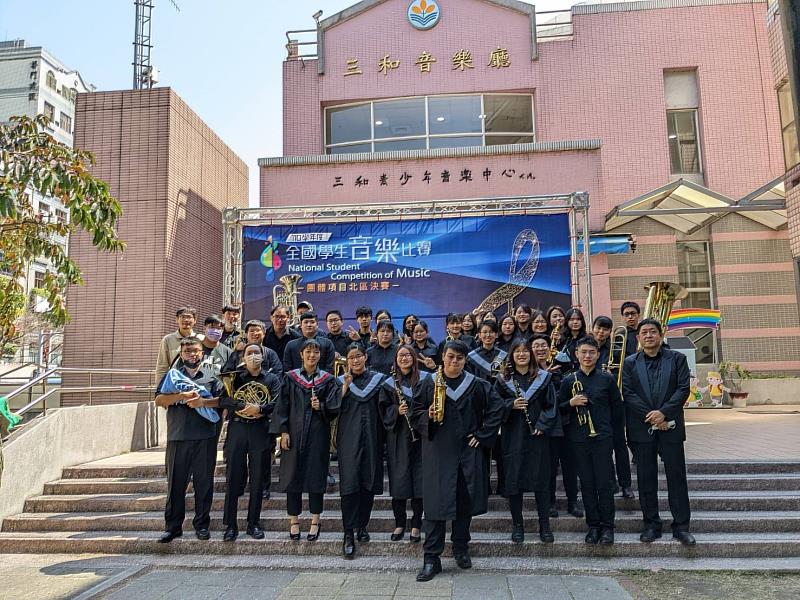 管樂社於競賽場域外合影留念。