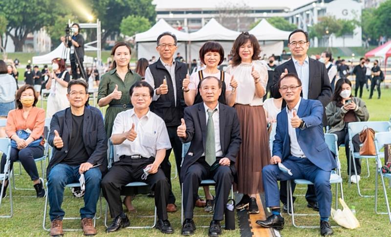南臺科技大學校長盧燈茂(中)率領校內主管及與會貴賓於流行音樂產業系111級畢業生【聲紋船說】畢業巡迴演唱會合影。
