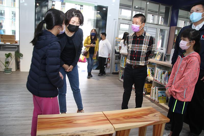 豐榮國小阿凡達社區共讀站今啟用 饒慶鈴以行動支持孩子互助送愛 師生同謝贈予最棒兒童節禮物