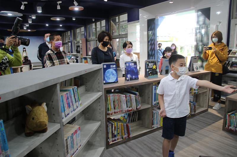 豐榮國小阿凡達社區共讀站今啟用 饒慶鈴以行動支持孩子互助送愛 師生同謝贈予最棒兒童節禮物