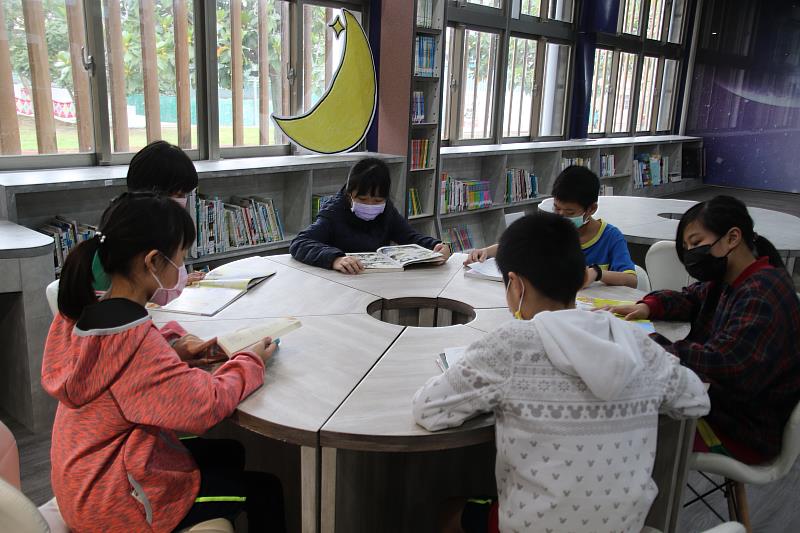 豐榮國小阿凡達社區共讀站今啟用 饒慶鈴以行動支持孩子互助送愛 師生同謝贈予最棒兒童節禮物